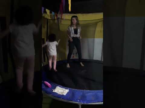 Cama elástica para niños en la habitación: diversión asegurada