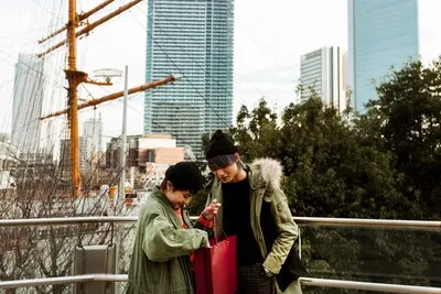 Medium shot couple with shopping bag