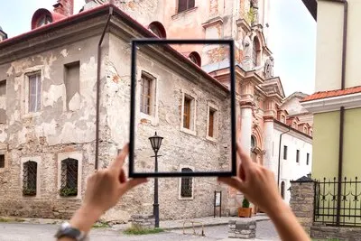 Framing landscape while traveling