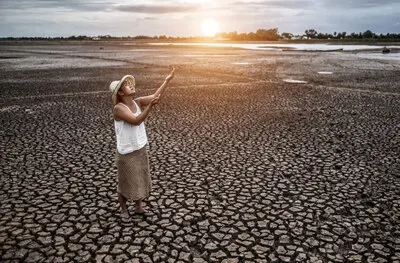 The woman stand looking at the sky and asked for rain in the dry weather, global warming