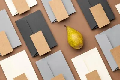 Arrangement with stationery elements on brown