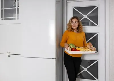 Courier delivering groceries home