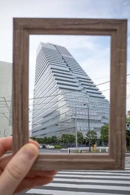 Framing landscape while traveling