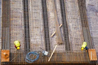 Workers putting the metal structure of a construction